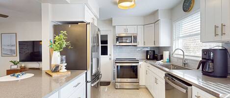 Kühlschrank, Mikrowelle, Ofen, Herdplatte