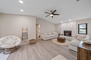 Smart TV, fireplace, video games, table football - Perfect Sarasota Getaway: Fully Renovated Heated Pool w no extra fee -Game Room! (Sarasota)