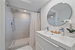 Douche, séchoir à cheveux, serviettes fournies, savon