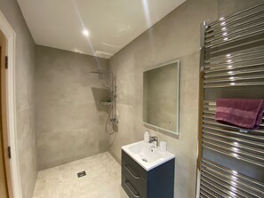 Bañera y ducha independientes, bañera profunda