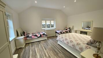 House | 6 bilik tidur, seterika/papan seterika, Wi-fi percuma, cadar katil