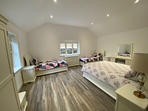 Ferienhaus | 6 Schlafzimmer, Bügeleisen/Bügelbrett, kostenloses WLAN, Bettwäsche