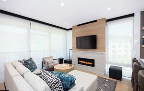 Fernseher, Kamin, Stereoanlage