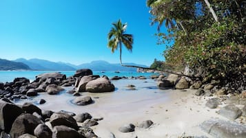 Pantai berhampiran, pasir putih, pengangkutan ulang-alik pantai