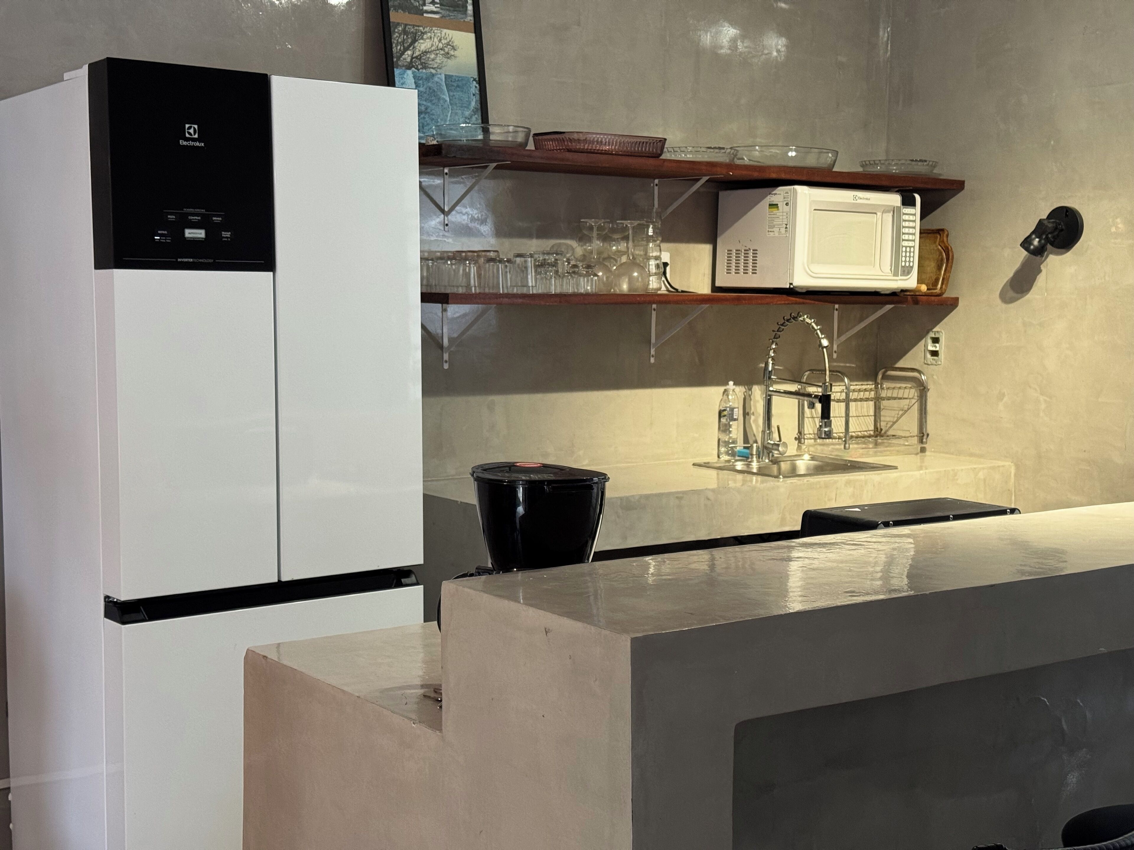 Grand réfrigérateur, micro-ondes, four, plaque de cuisson