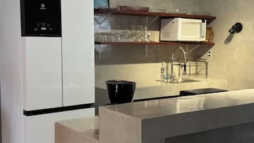 Grand réfrigérateur, micro-ondes, four, plaque de cuisson