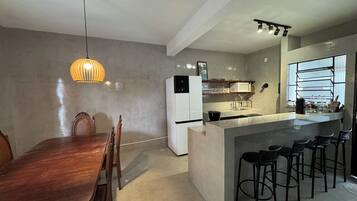 Großer Kühlschrank, Mikrowelle, Ofen, Herdplatte