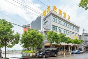 Un hotel con una fachada moderna, varios pisos y un letrero que indica que es un hotel.