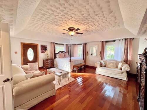 Tropical Treasure: 4 BR Oasis in the Hills of JA