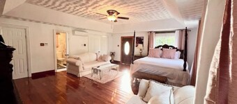 Tropical Treasure: 4 BR Oasis in the Hills of JA