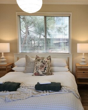 1 habitación, escritorio, tabla de planchar con plancha y cuna de viaje