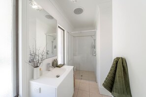 Hair dryer - The Grape Escape~ Location & style on Shiraz Trail (McLaren Vale)