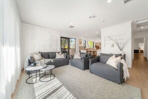 TV, fireplace - The Grape Escape~ Location & style on Shiraz Trail (McLaren Vale)