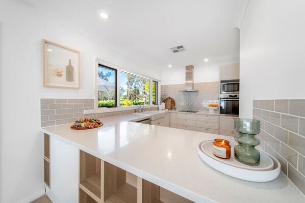 Fridge, microwave, oven, stovetop - The Grape Escape~ Location & style on Shiraz Trail (McLaren Vale)