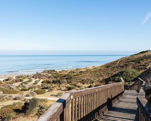 Una spiaggia nelle vicinanze