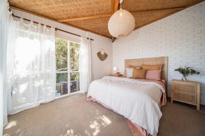 4 slaapkamers, een bureau, een strijkplank/strijkijzer, reisbedje