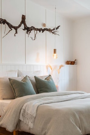 3 bedrooms, iron/ironing board, travel cot, WiFi - Wine Down McLaren Vale ~ a cosy vineyard retreat (McLaren Vale)