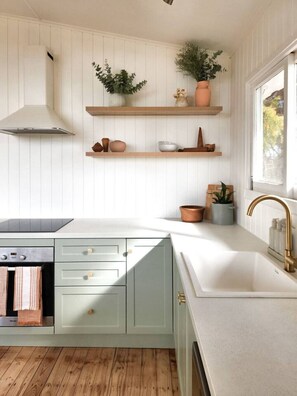 Geladeira, micro-ondas, fogão, cooktop