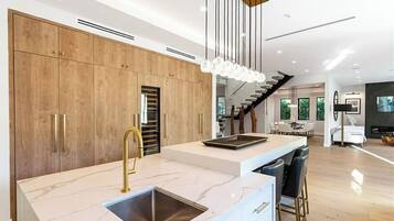 Luxe villa, meerdere bedden, toegang tot zwembad, uitzicht op zwembad (Cumpston Oasis) | Interieur