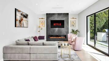 Luxury Villa, Multiple Beds, Pool Access, Pool View (Cumpston Oasis) | Interior