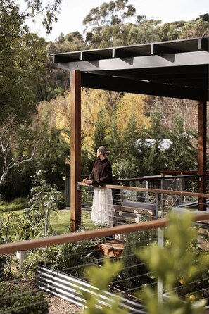 Property grounds - Herrings House:  iconic designer nature retreat (Willunga South)