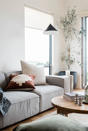 TV, fireplace, stereo - Seaside surf haven, pup friendly - Seafarers Lodge (Middleton)