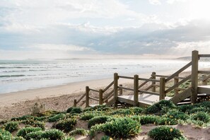 Beach nearby - Seaside surf haven, pup friendly - Seafarers Lodge (Middleton)