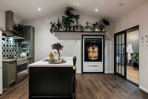 Fridge, microwave, oven, stovetop - the little burrow on the magical FleurieuPeninsula (Aldinga)