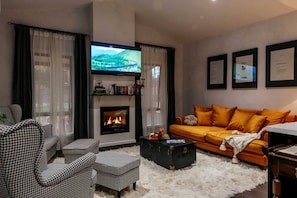 TV, lareira, livros