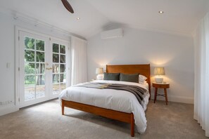 5 bedrooms, iron/ironing board, WiFi, bed sheets - Wattle Hills~Fleurieu Farm Stay Retreat with Pool (Wattle Flat)