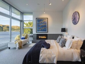 4 bedrooms, desk, iron/ironing board, WiFi