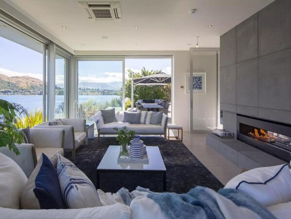 Televisión y chimenea 