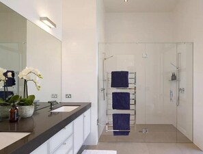 Doccia, asciugacapelli, bidet