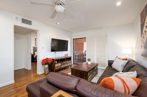 Smart-tv, ett bordtennisbord, böcker och printers