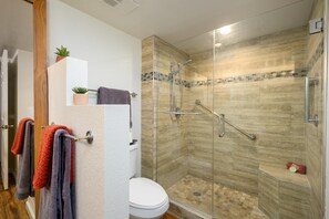 Dusche, Haartrockner, Handtücher