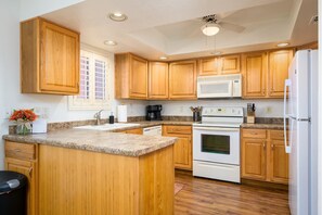 Kylskåp, mikrovågsugn, ugn och spishäll