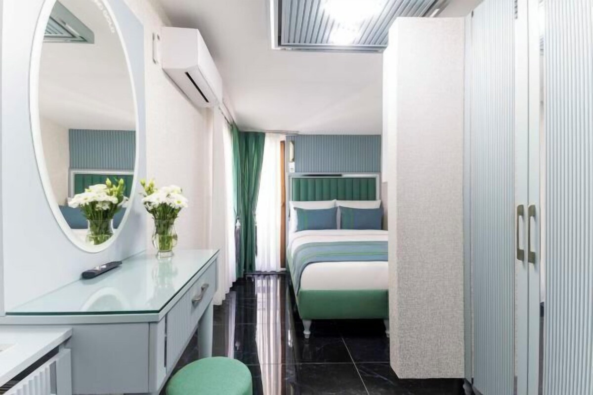 In-room safe, laptop workspace, blackout drapes, WiFi (free)
