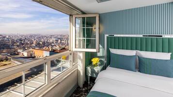 Studio – elite | Safe på rommet, skrivebord for bærbar PC og blendingsgardiner