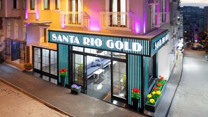 A multi-story hotel with balconies and a ground-level entrance. - Santa Rio Gold Taxim (Istanbul)