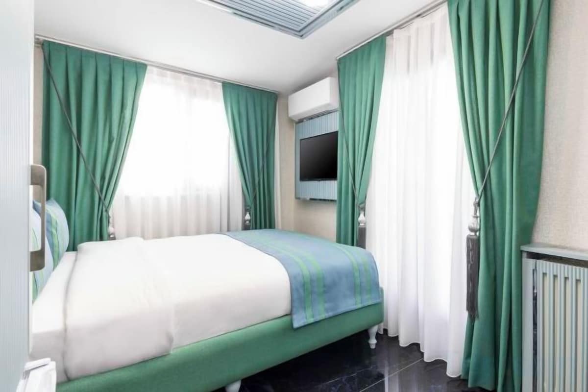 In-room safe, laptop workspace, blackout curtains, free WiFi