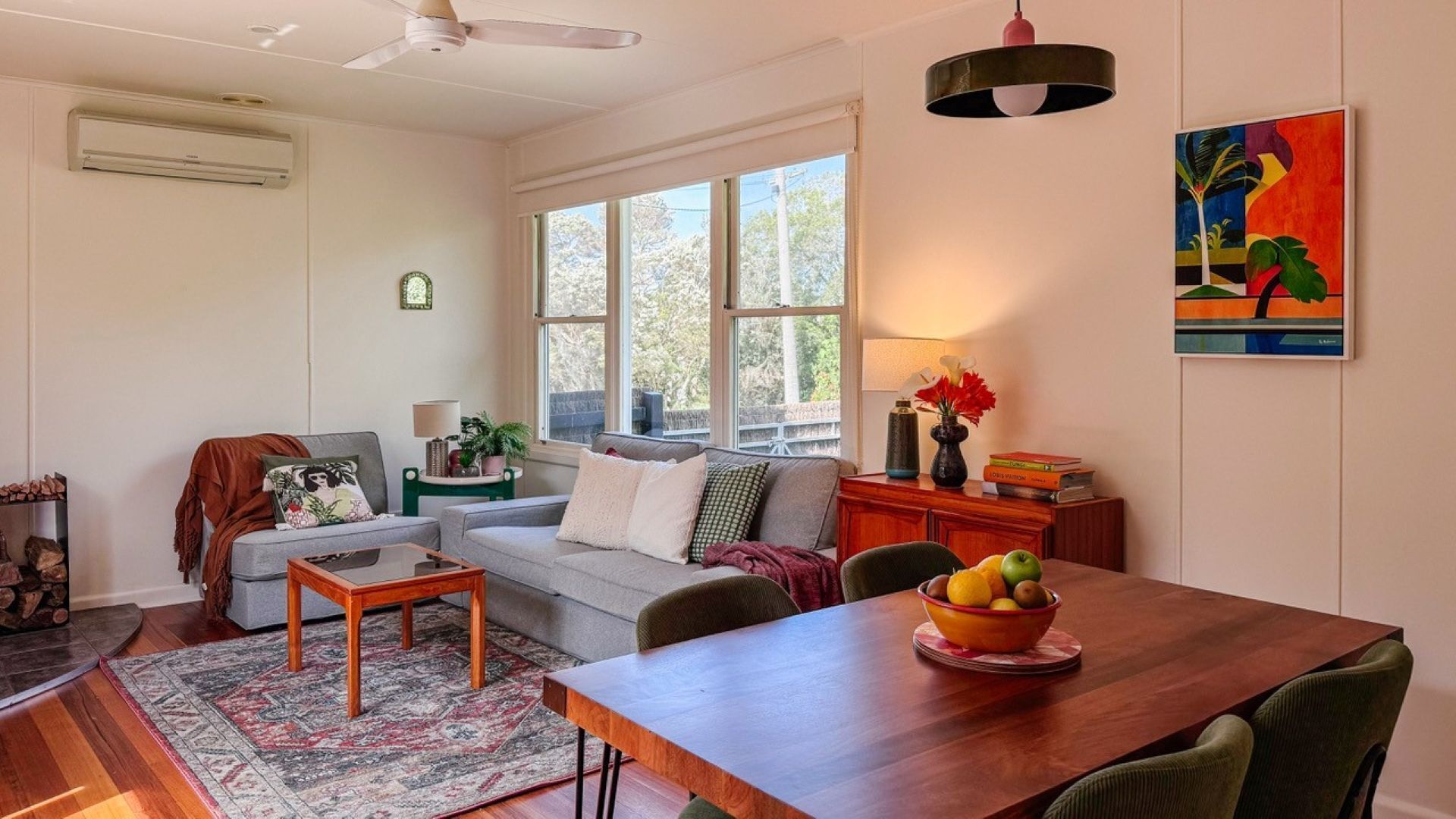 Fernseher, Kamin, Tischtennisplatte, Bücher