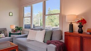 TV, fireplace, table tennis, books