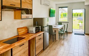 Kühlschrank, Mikrowelle, Herdplatte, Wasserkocher mit Kaffee-/Teezubehör