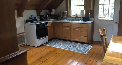 Charming 1-bedroom apartment with AC and WiFi close to old rag and local winery
