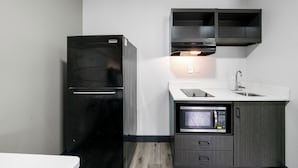 スタジオ クイーンベッド 1 台 | 専用キッチン | 大型冷蔵庫、電子レンジ、コンロ