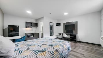 Studio, 1 Queen Bed | Desk, free WiFi