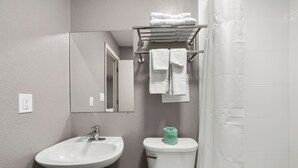 スタジオ クイーンベッド 1 台 | バスルーム | シ  ャワー付き浴槽、タオル、トイレットペーパー