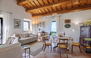 TV - Amazing home in Montemarciano with WiFi (Montemarciano)