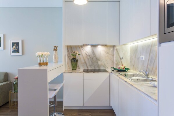 Fridge, microwave, stovetop, dishwasher
