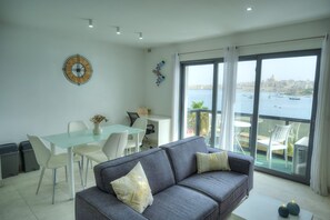 TV - Seafront bright & spacious 2bedroom, balcony KDEG1-1 (Sliema)